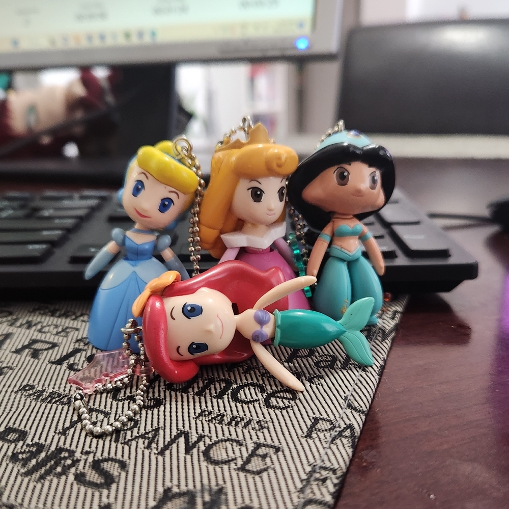 Disney princesses keychains‼️ (3/$25)